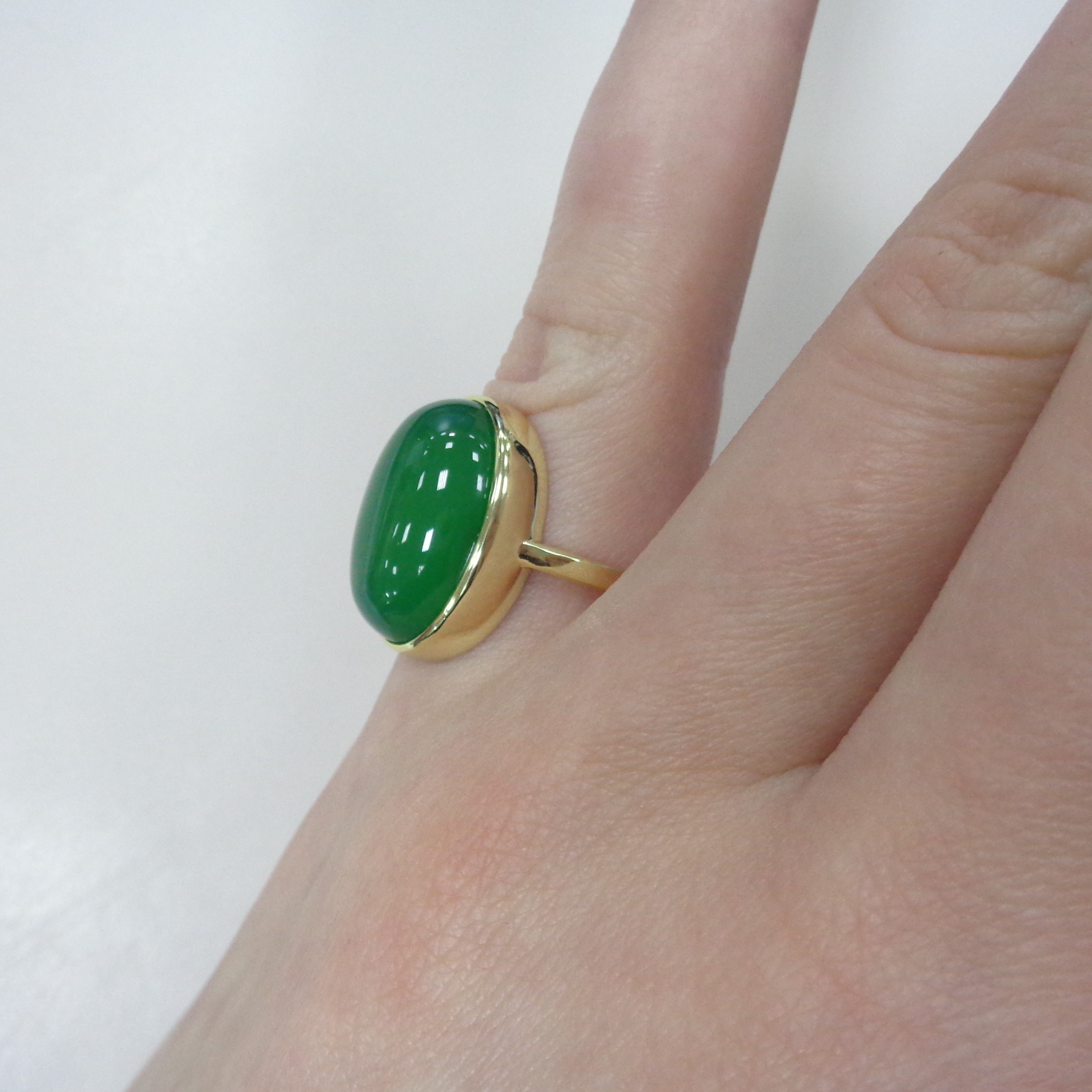 Серебряное кольцо с зеленым халцедоном